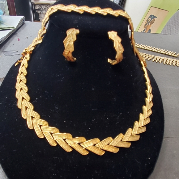 Jewelry - Picture 2 of 3